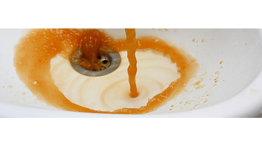 zmiana barwy czystej wody na brązową - problemy z żelazem